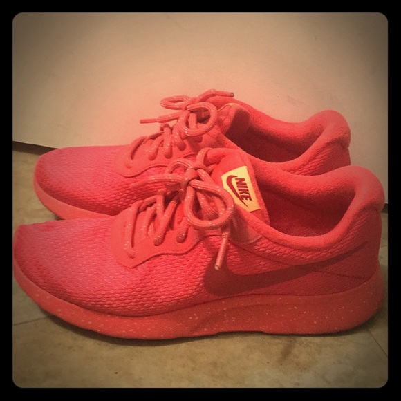 nike tanjun coral